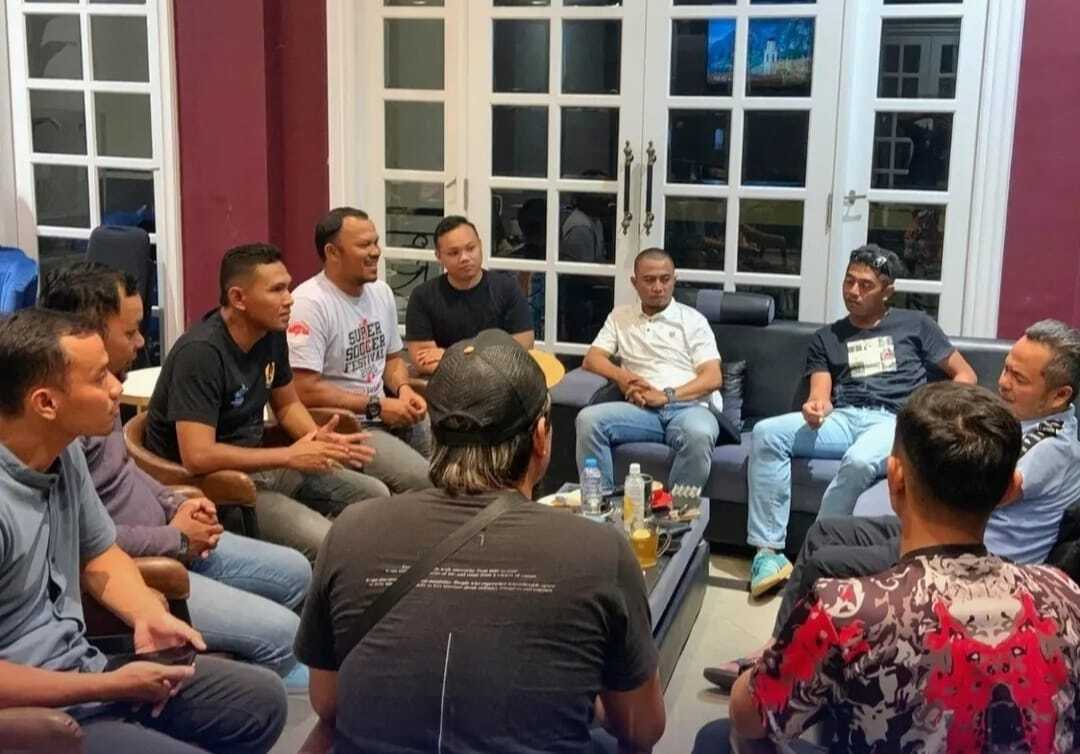 Wabup Bangkalan Fauzan Jakfar saat berdiskusi arah sepak bola Bangkalan bersama Perseba Bangkalan