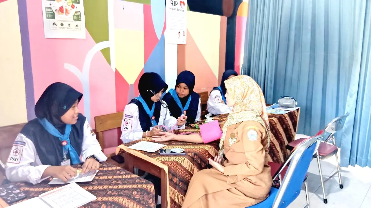ANTUSIAS: Anggota PMR UPTD SMPN 1 Bangkalan lakukan pemeriksaan di sekolahnya.