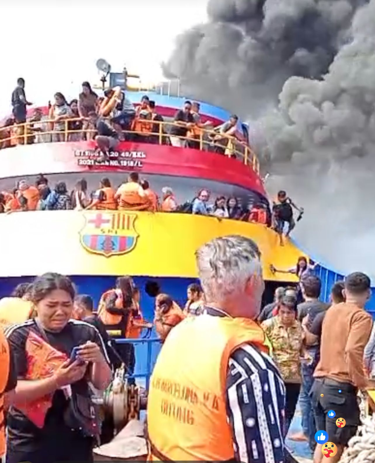 Kepanikan penumpang Kapal Motor (KM) Barcelona VA saat terjadi kebakaran