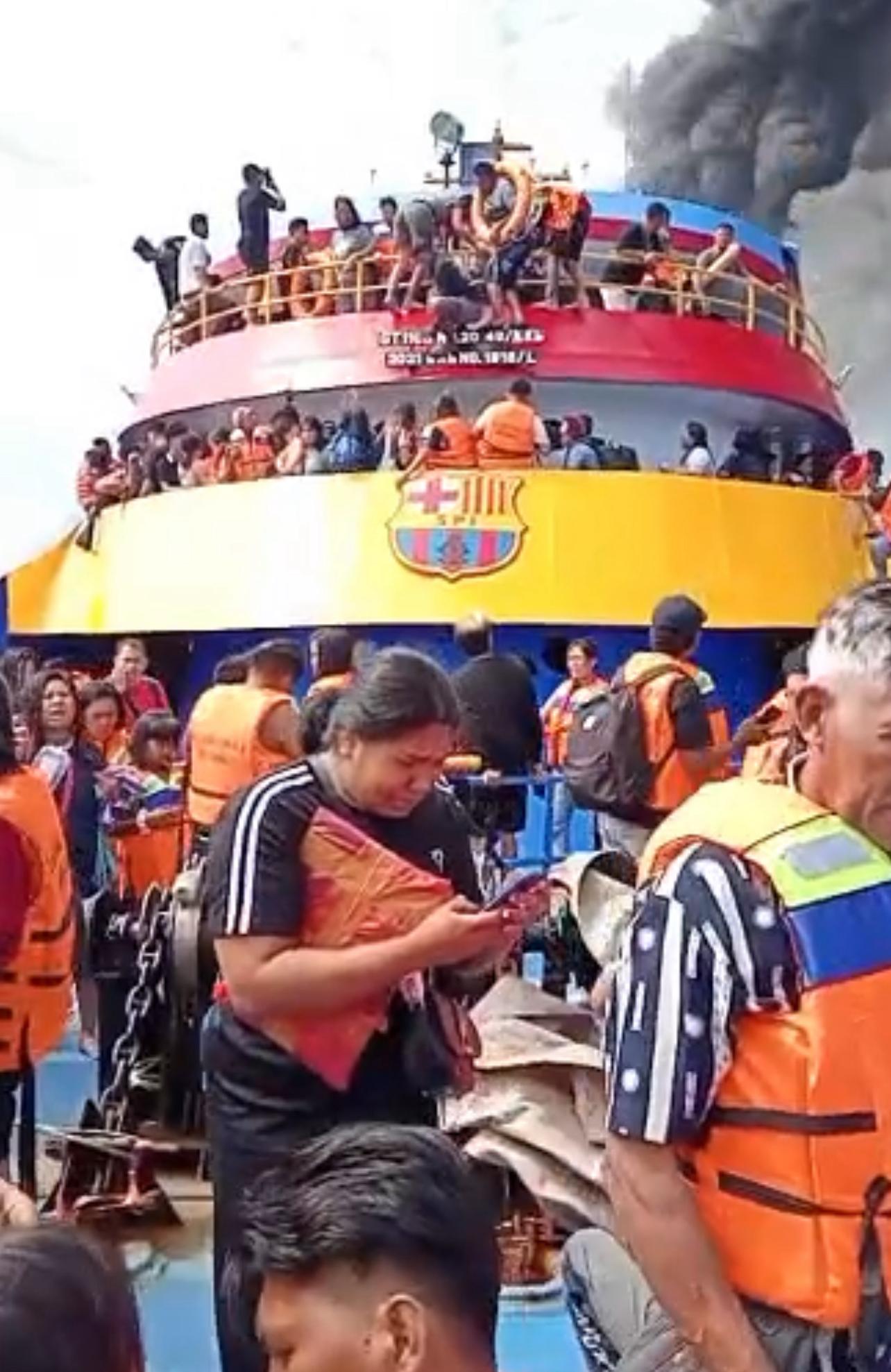 Kapal Motor (KM) Barcelona VA kebakaran saat melintas di wilayah perairan Talise, Sulawesi Utara, Minggu siang (20/7).