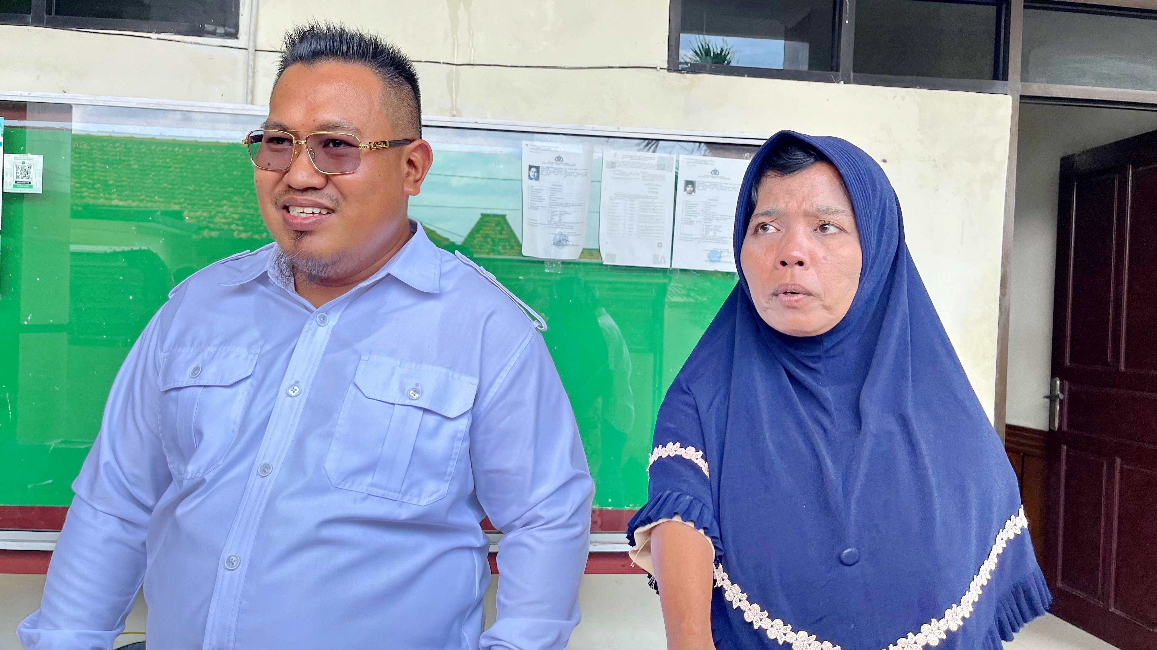 MENCARI KEADILAN: Sumini selaku korban penipuan didampingi kuasa hukumnya usai mengikuti sidang di PN Bangkalan, Kamis (26/6).