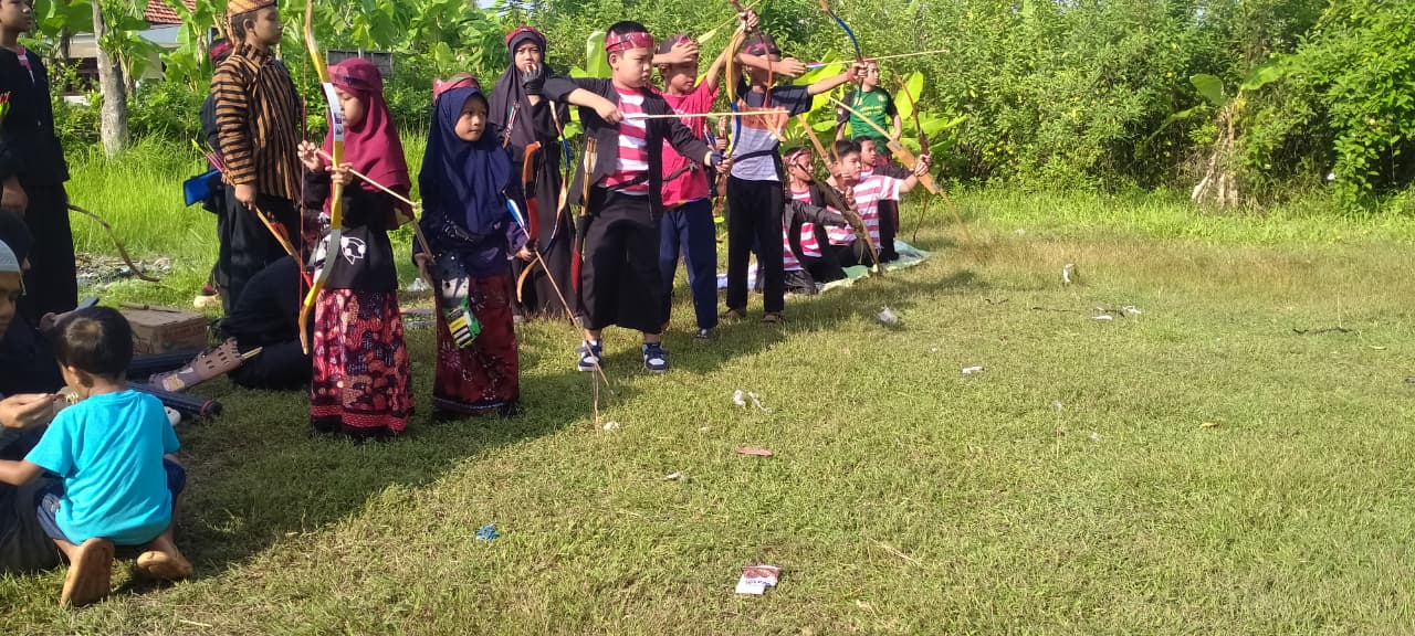 GIAT: Puluhan atlet panahan Bangkalan mengikuti seleksi Fornas di Lapangan Padepokan Songgo Sukmo, Minggu (13/7).&nbsp;