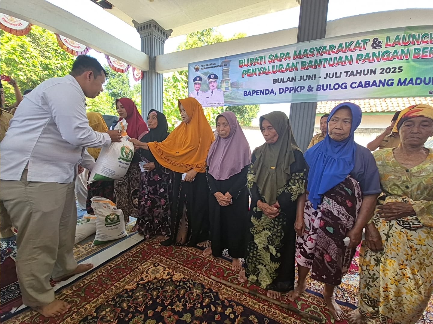 STOK: Pekerja sedang menata banpang beras di Gudang Bulog Bangkalan, Jalan Halim Perdanakusuma, Kelurahan Mlajah, Jumat (11/7).