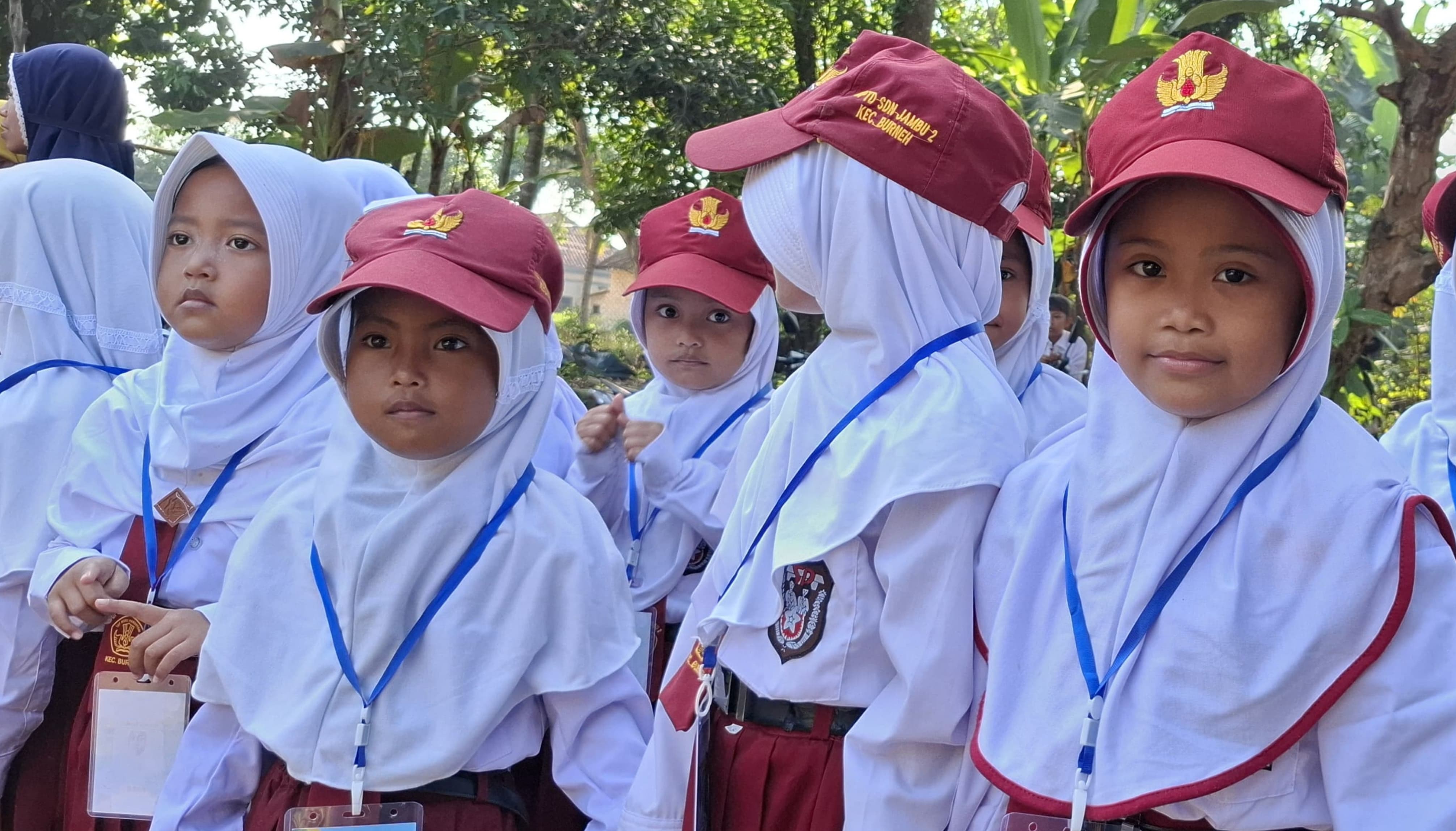 GENERASI EMAS: Murid baru SD Negeri Jambu 2 di Kecamatan Burneh, Bangkalan, mengikuti masa pengenalan lingkungan sekolah (MPLS), Selasa (15/7).
