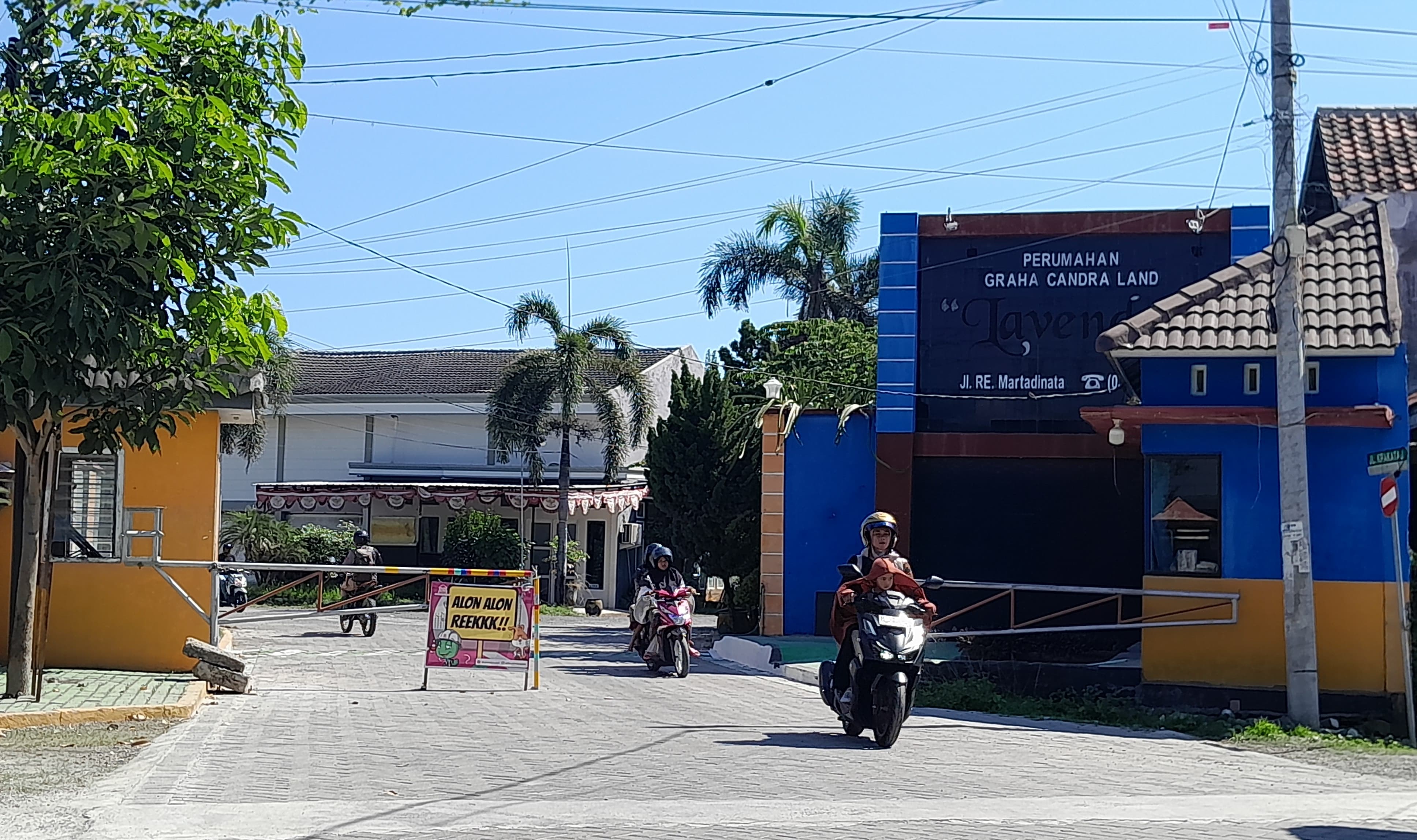SASARAN PSU: Warga berkendara di Perumahan Lavender di Jalan RE Martadinata, Kelurahan Mlajah, Bangkalan.