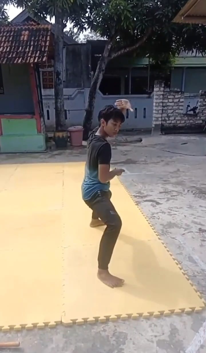 PENUH SEMANGAT: Jujur Setiawan, atlet Pamur Sampang menjalani latihan di Kelurahan Karang Dalem, Sampang, Minggu (6/7).&nbsp;