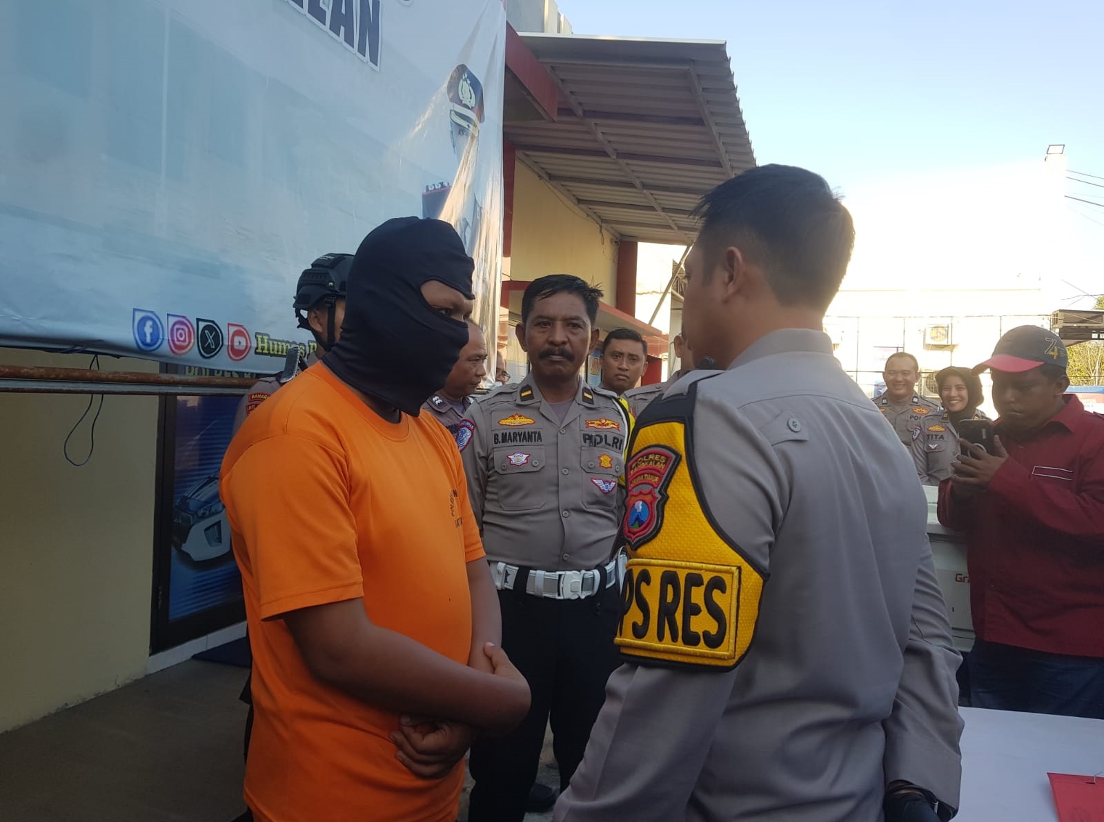 PASRAH: Ach. Rofiki, tersangka tabrak lari di Jembatan Suramadu dimintai keterangan Kapolres Bangkalan AKBP Hendro Sukmono.