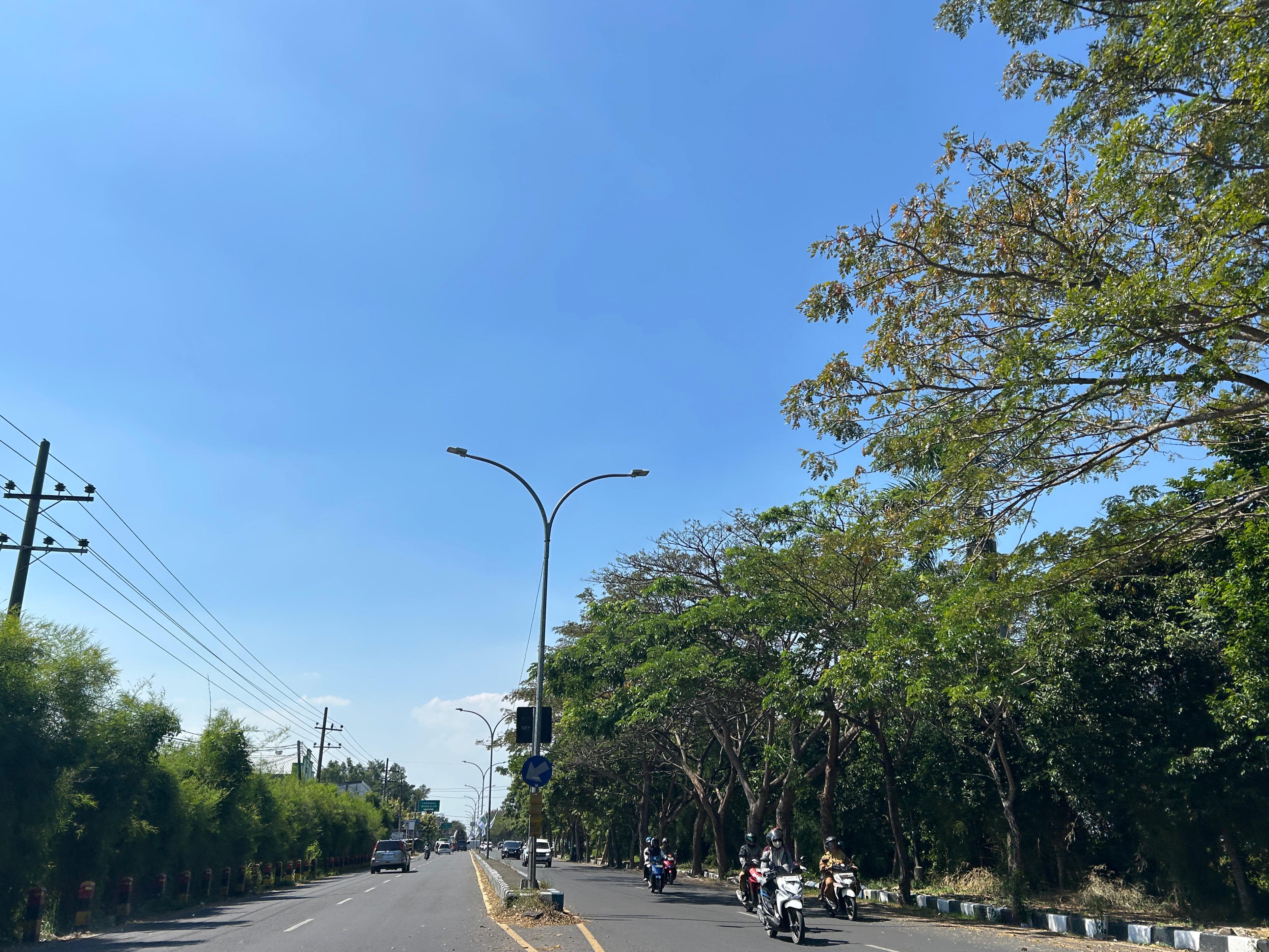FASILITAS UMUM: Warga berkendara di dekat tiang lampu PJU yang terpasang di Jalan Soekarno-Hatta, Desa Bilaporah, Kecamatan Socah, Senin (21/7).