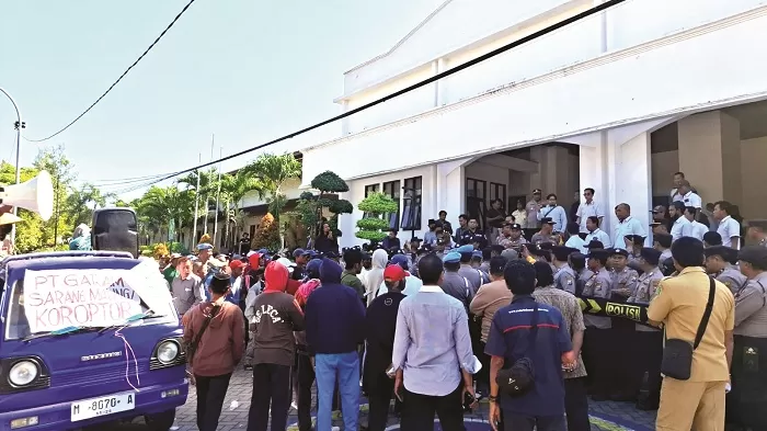 SAMPAIKAN ASPIRASI: Sejumlah warga yang tergabung dalam YTL melakukan aksi di depan kantor PT Garam yang terletak di Kecamatan Kalianget, Sumenep, Senin (21/7).