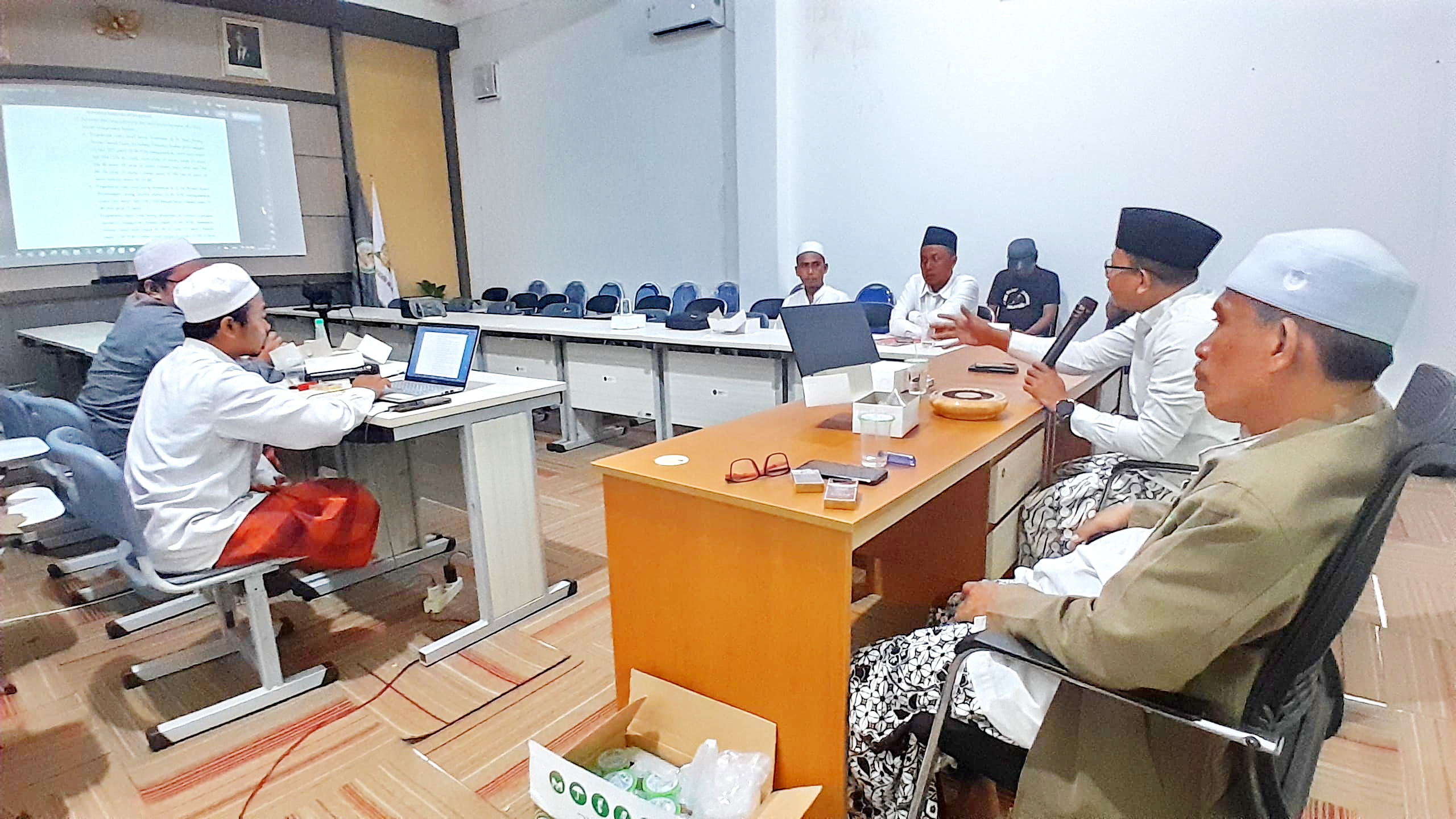 SERIUS: Komisi Fatwa MUI Bangkalan mendiskusikan fatwa MUI Jatim terkait hukum sound horeg dan battle sound di PP Syaikhona Mohammad Kholil Bangkalan, Selasa (22/7).