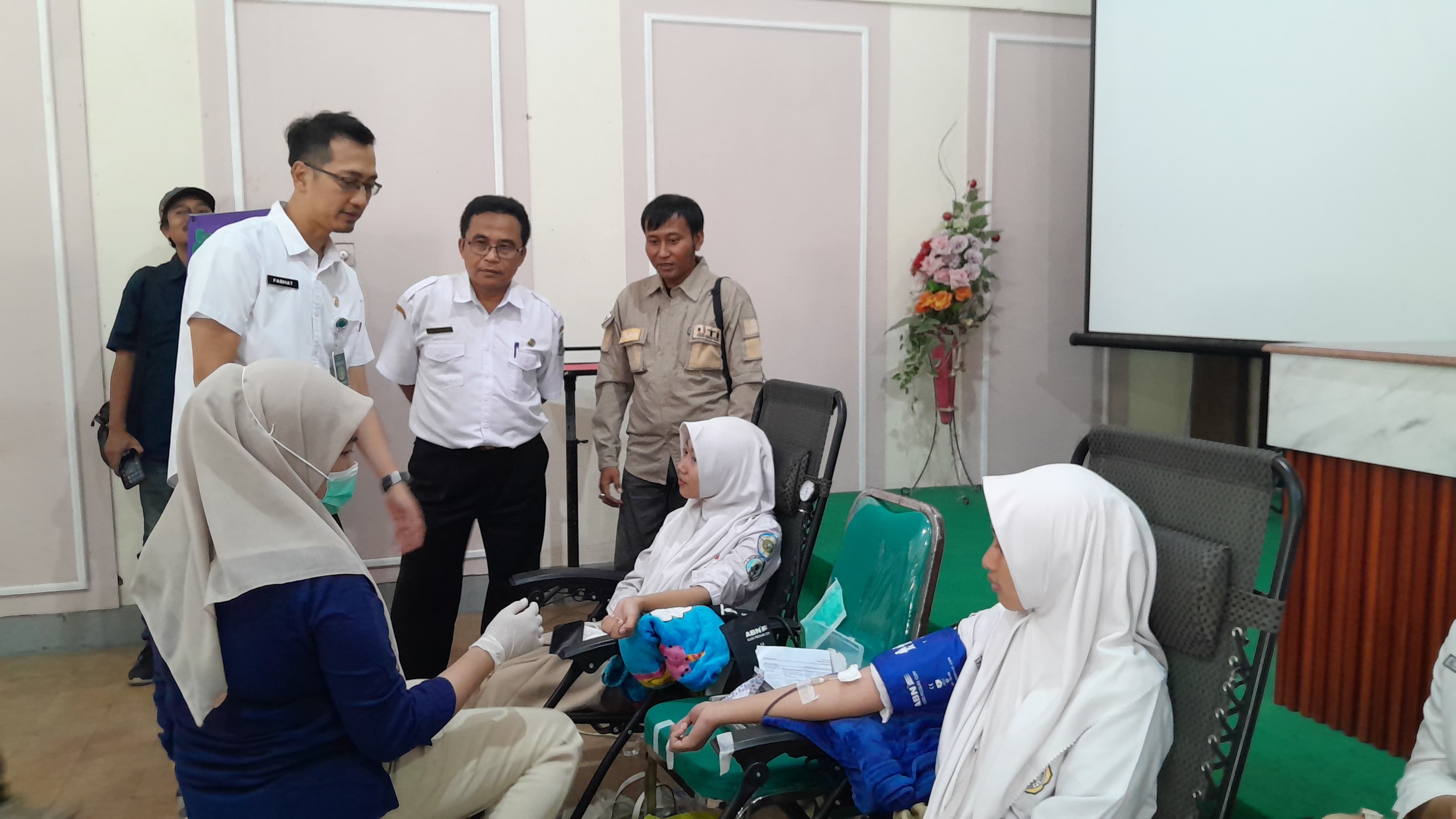 HIDUP SEHAT: Direktur RSUD Syamrabu Farhat Suryaningrat, Kasi SMA dan PK-PLK Cabdindik Jatim Moh. Fauzi, dan Ketua IJTI Madura Raya Pokja Bangkalan Abdurrahem memantau kegiatan donor darah.