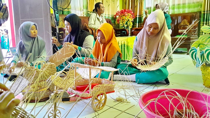 KREATIF: Siswa SDN Pangeranan 1, Kecamatan Bangkalan, mengikuti latihan menganyam, Rabu (23/7).