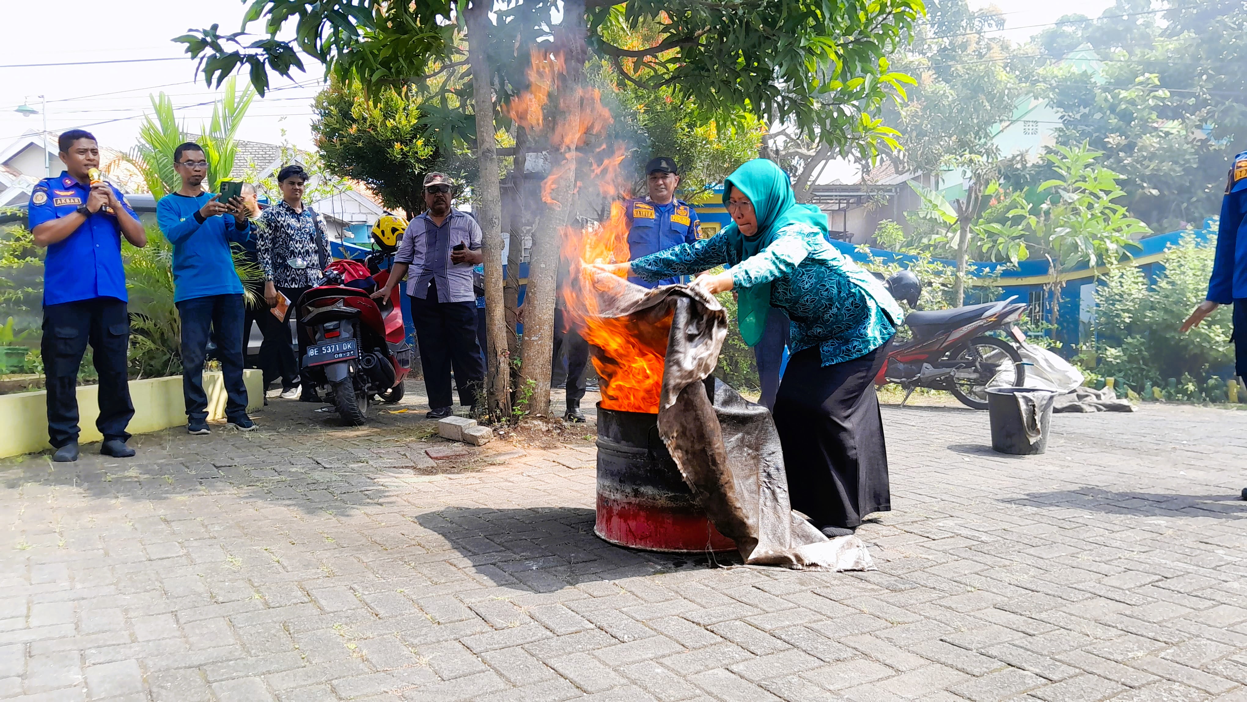 ANTUSIAS: Warga Desa/Kelurahan Kraton, Bangkalan, mengikuti simulasi memadamkan api di kantor kelurahan setempat, Kamis (24/7).