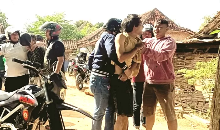LOLOS: Polisi melakukan penggerebekan terhadap penyalah guna narkoba di Desa Campor, Kecamatan Proppo, Pamekasan, Kamis (24/7).