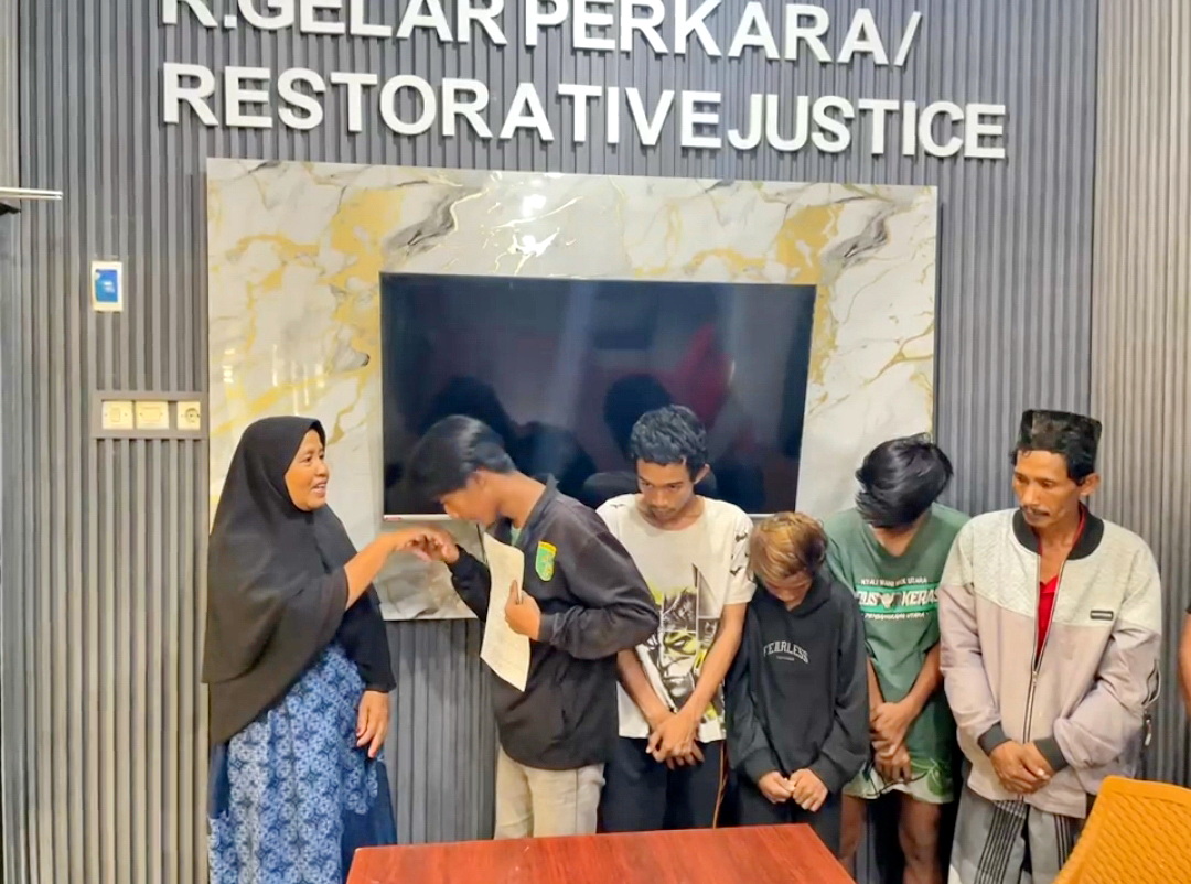DAMAI: Para pelaku bersalaman dengan korban Yuyut Indari setelah sepakat berdamai di Mapolres Bangkalan, Jumat (25/7).