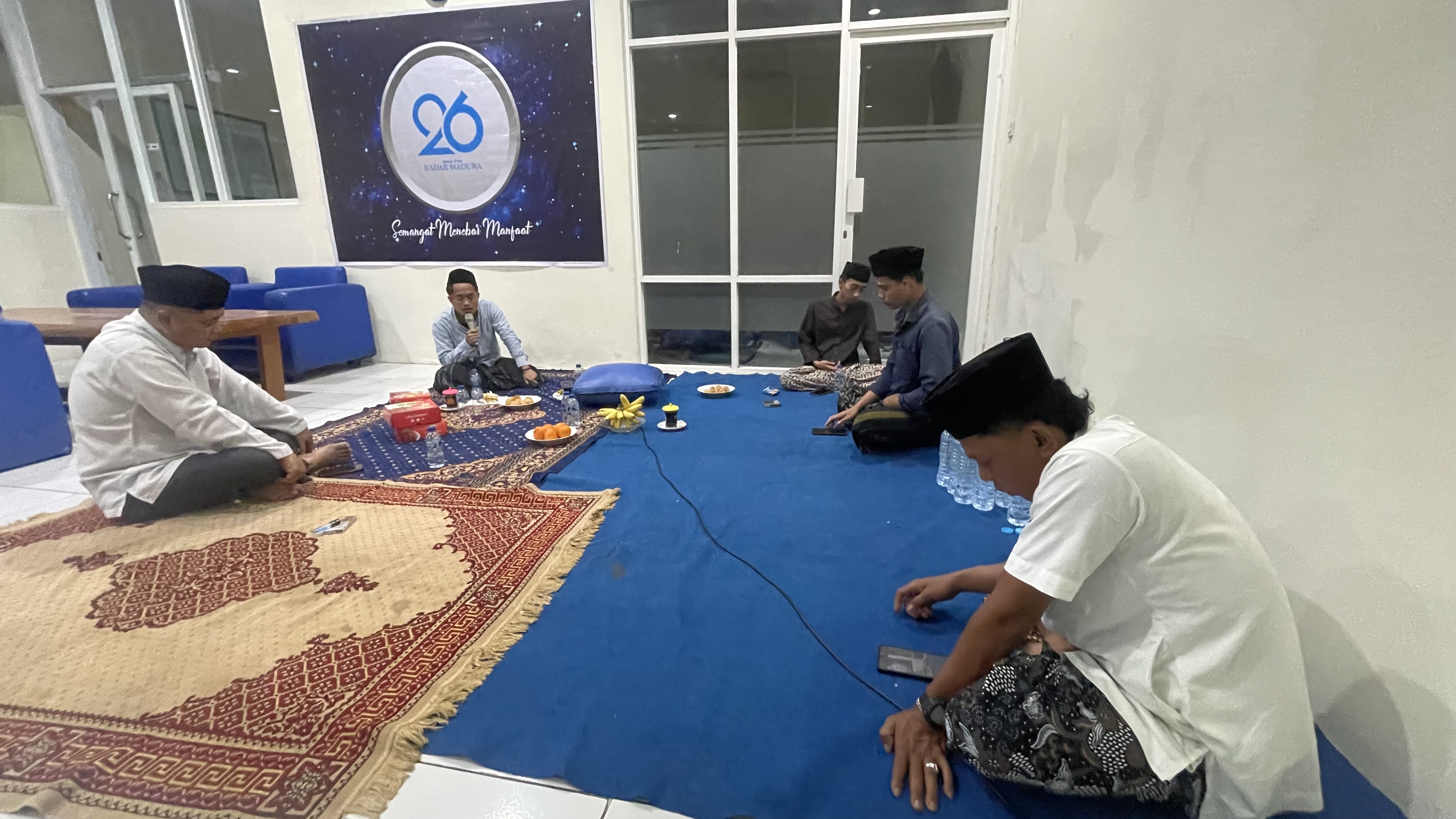 Para Khuffadz dari pondok pesantren Al Asror saat khotmil Quran di kantor JPRM sabtu (26/7) malam
