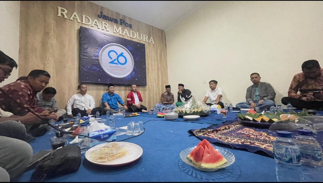 Wabup Bangkalan Fauzan Jakfar (pakai jaket) saat hadir dalam acara tasyakkuran Jawa Pos Radar Madura minggu (27/7)