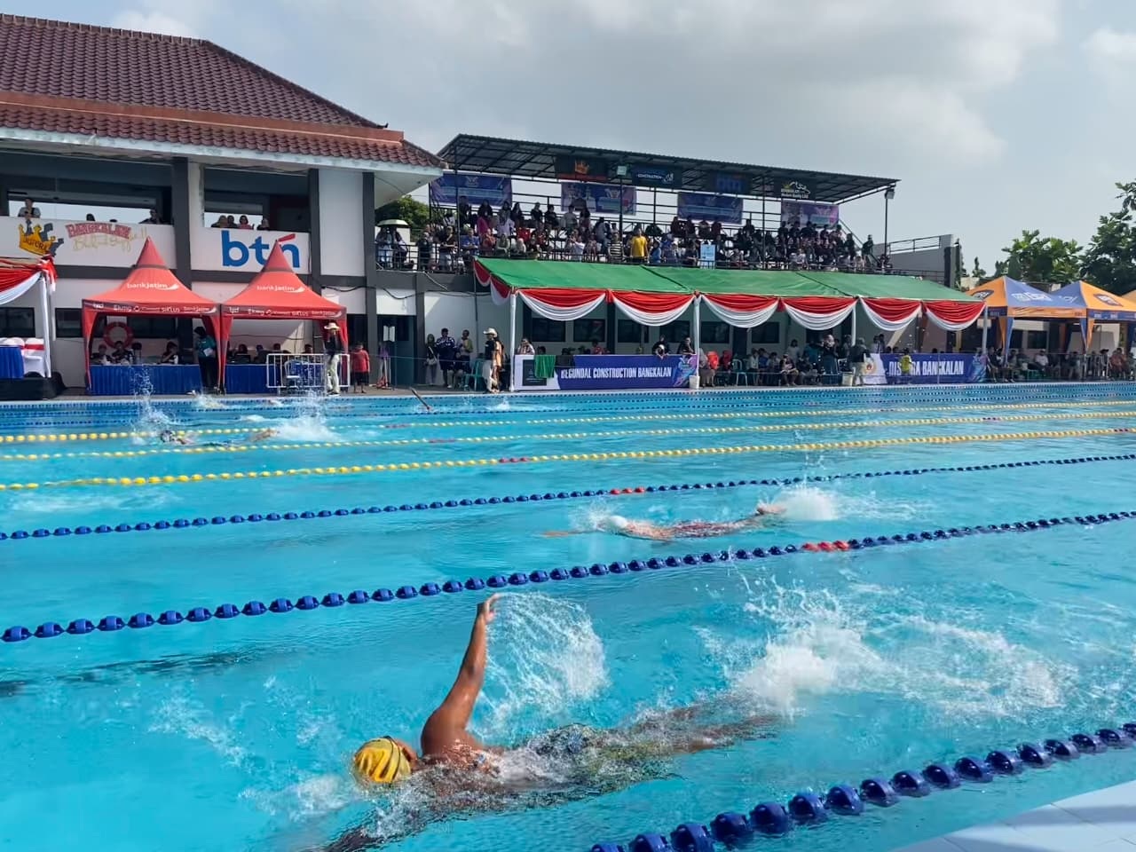 ADU CEPAT: Sejumlahatletsaatberlaga di Kolam Renang Olympic BangkalandalamKejuaraanRenangSuramadu Cup 2025, kemarin.
