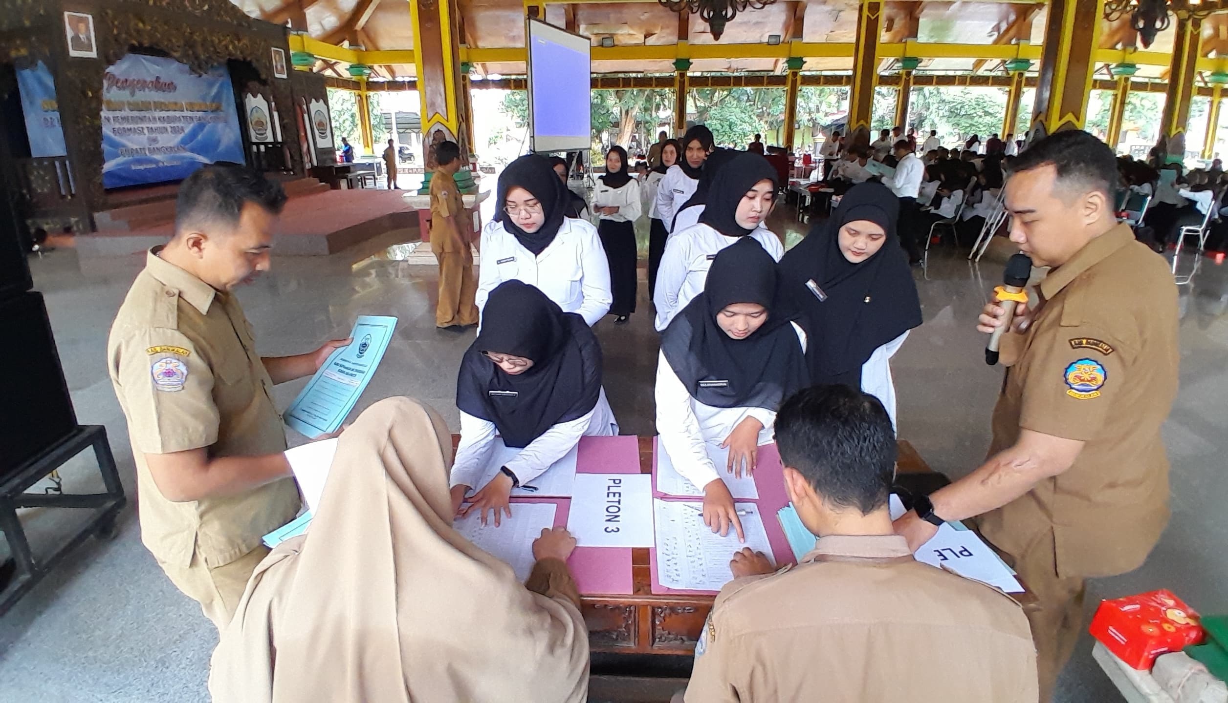 ABDI NEGARA: PNS hasil seleksi CASN 2024 Kabupaten Bangkalan menerima SK pengangkatan di Pendopo Pratanu, Senin (26/5).&nbsp;