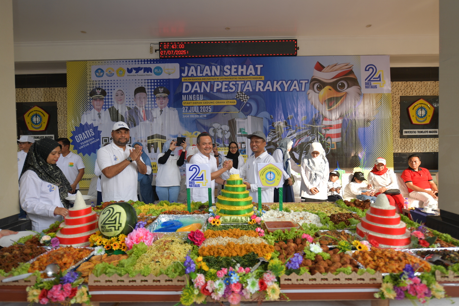 ANTUSIAS: Rektor UTM Prof Safi&rsquo; (topi abu-abu) didampingi Wabup Bangkalan Moch. Fauzan Ja&rsquo;far (empat dari kiri) dan ketua IKA UTM H. Abdul Halim (empat dari kanan), memeriahkan jalan sehat