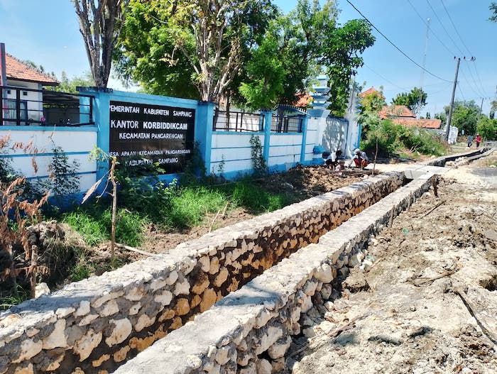 TERIK: Pekerja sedang mengerjakan proyek drainase yang bersumber dari BK Provinsi di Desa Apaan, Kecamatan Pangarengan, Kamis (17/7).