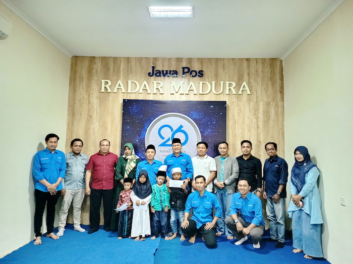 PEDULI: Direktur JPRM Abdul Aziz didampingi sejumlah manajer dan kru berfoto bersama dengan anak yatim di kantor pusat JPRM Jalan Raya Soekarno-Hatta 99, Bilaporah, Bangkalan.&nbsp;