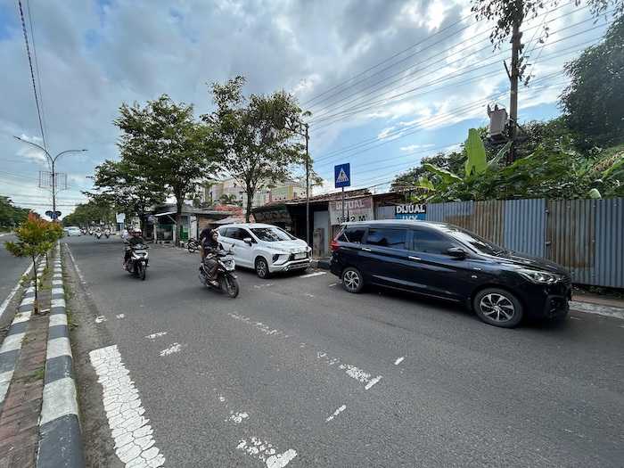 BUTUH PEMBARUAN: Pengguna jalan melewati zebra cross yang terletak di Jalan Raya Soekarno-Hatta Bangkalan Selasa (8/4).