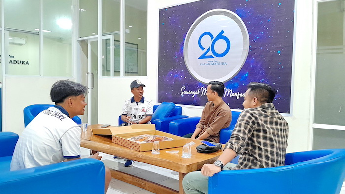 BERI UCAPAN SELAMAT: Kru Madura United mengunjungi kantor pusat JPRM untuk memberikan selamat saat HUT ke-26.