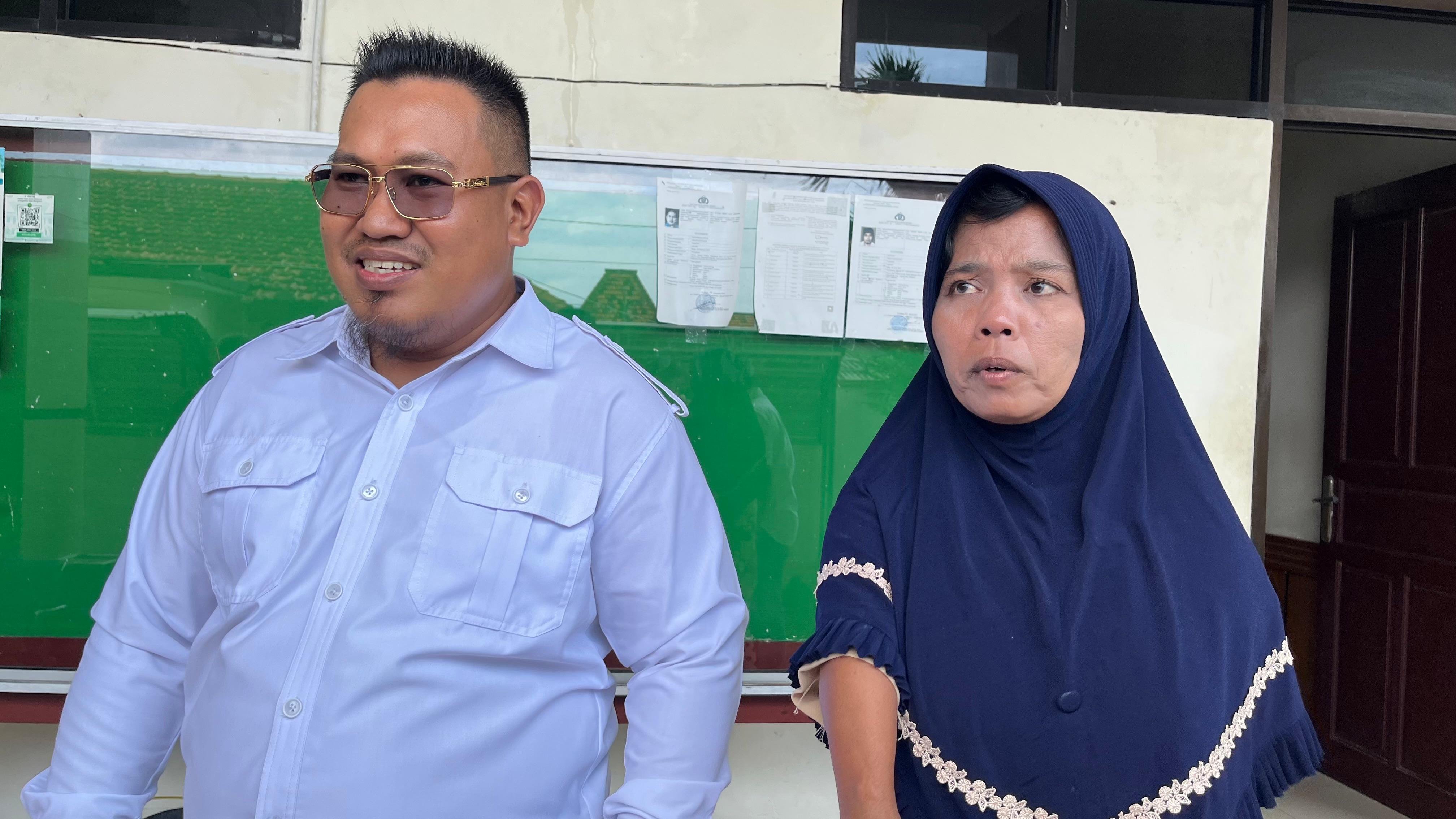 MENCARI KEADILAN: Korban penipuan oknum polisi Sumini (kanan) didampingi kuasa hukumnya usai mengikuti sidang di Pengadilan Negeri Bangkalan, Rabu (18/6).&nbsp;