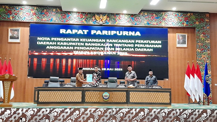 SERIUS: Wabup Bangkalan Moch. Fauzan Ja&rsquo;far menyerahkan nota pengantar keuangan raperda tentang Perubahan APBD Bangkalan 2025 dalam rapat paripurna di kantor dewan, Senin (28/7).&nbsp;
