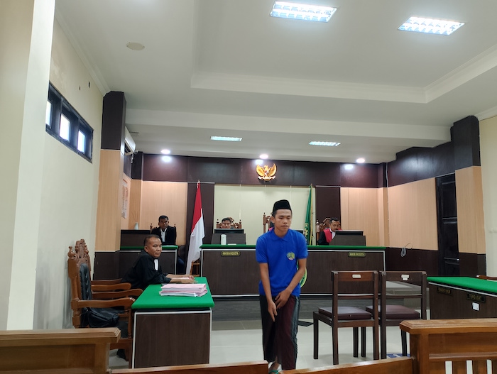 PASRAH: Mochammad Fatoni beranjak dari kursi terdakwa usai mengikuti sidang perdana di PN Sampang, Senin (23/6).&nbsp;