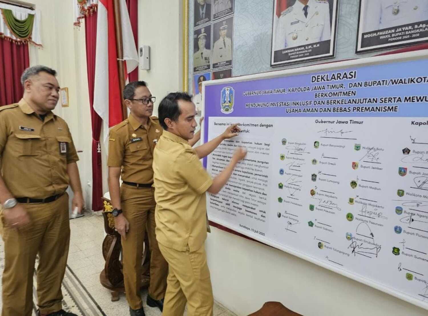 Bupati bangkalan Lukman Hakim menandatangani komitmen deklarasi Dukungan Investasi Inklusif dan Berkelanjutan dalam forum bergengsi High Level Meeting Forum Investasi Jawa Timur