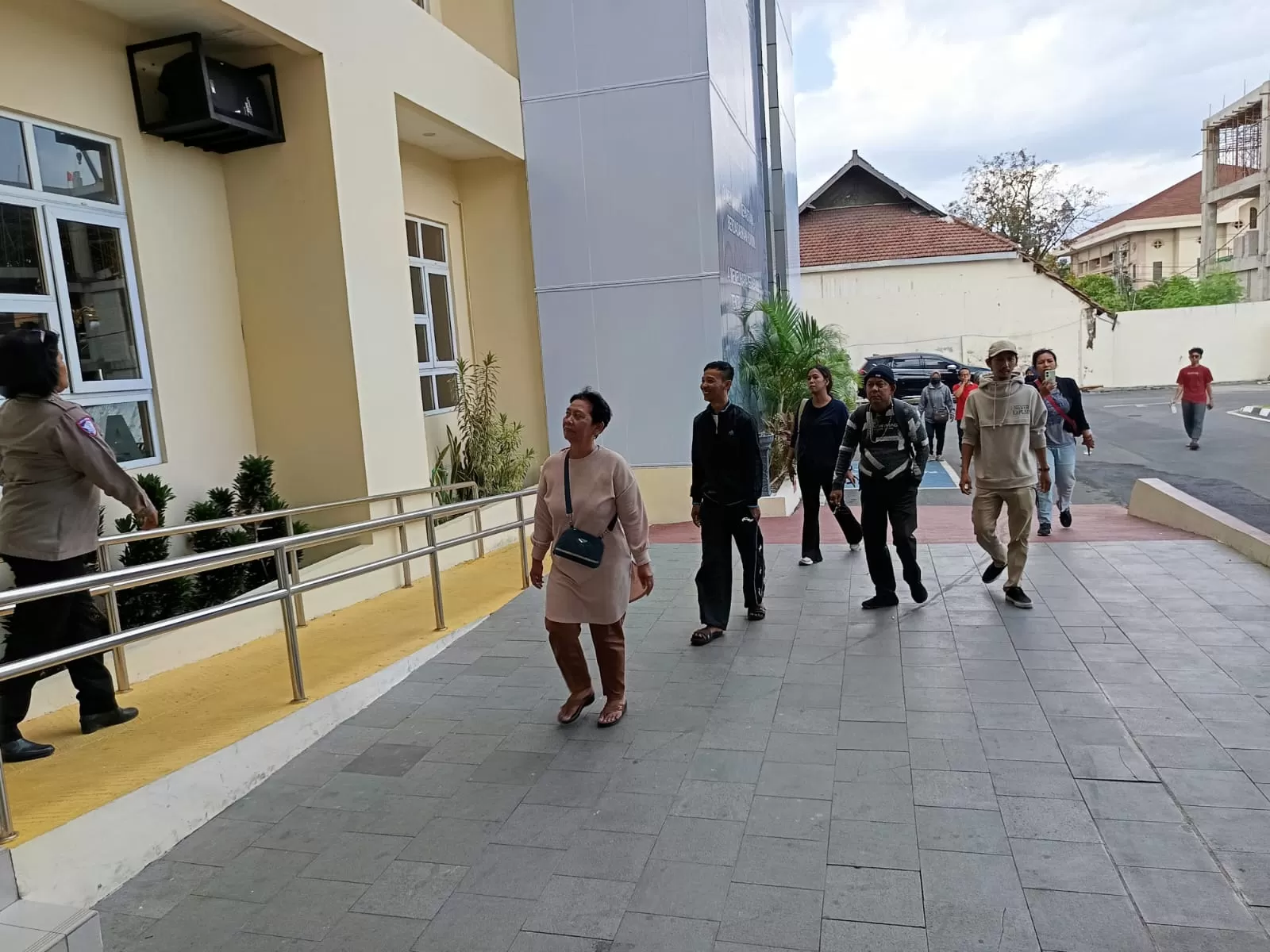 MELAPOR: Korban yang merupakan calon mitra makan bergizi gratis mengadu ke Polresta Solo, Selasa siang (29/7).