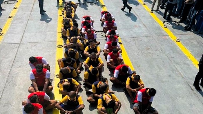 PINDAH TEMPAT: Para napi bersiap untuk dipindahkan ke Lapas Pulau Nusakambangan, Cilacap, Minggu (27/7)
