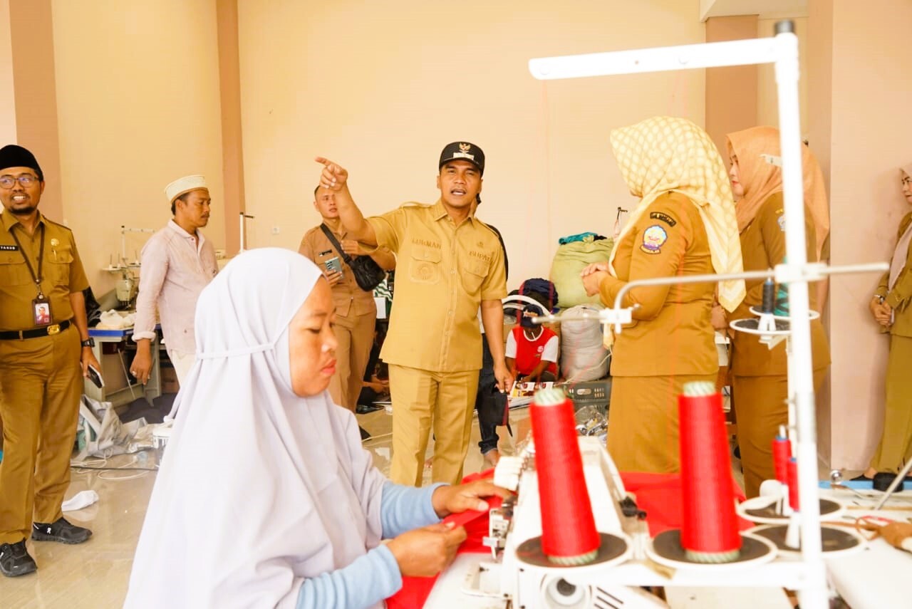 PANTAU LANSUNG: Bupati Bangkalan Lukman Hakim meninjau tempat produksi konfeksi di Sentra IKM di Desa Baengas, Kecamatan Labang, kemarin.