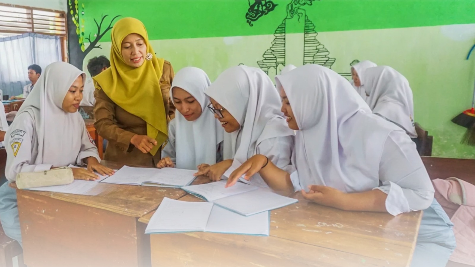 Alfiah guru kimia SMAN 1 Kamal saat mempraktekkan karya inovasinya kepada siswa