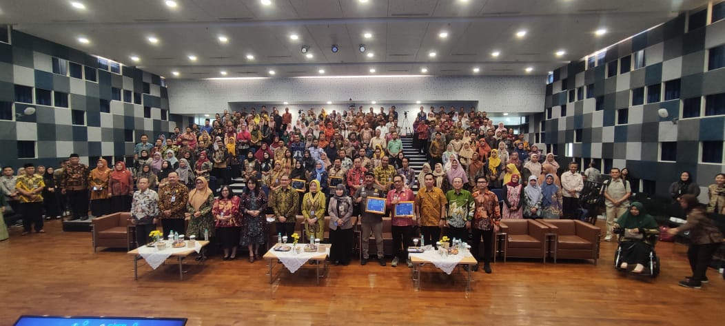 250 guru yang berhasil masuk seleksi ajang EJIES 2025 mengikuti pembinaan di Dispendik Jatim