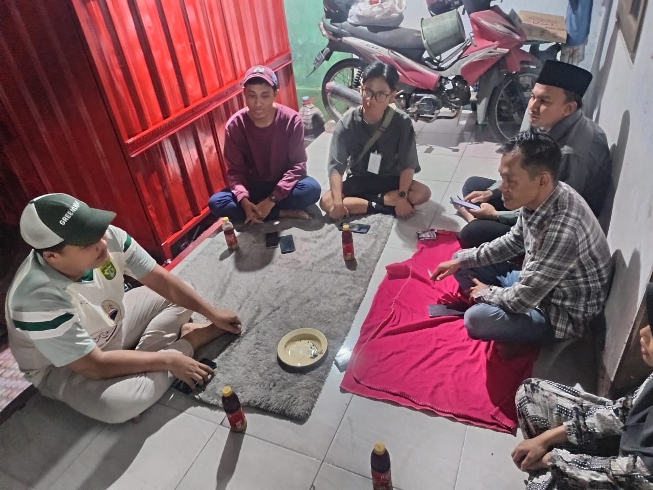 CARI JALAN TENGAH: Perwakilan EO Mbledos Organizer berembuk dengan keluarga korban, Senin (28/7).&nbsp;