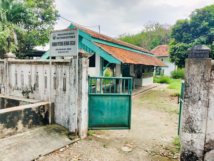 SEPI AKTIVITAS: Warga berada di area rumah potong hewan (RPH) di Kecamatan Socah, Senin (7/7).&nbsp;