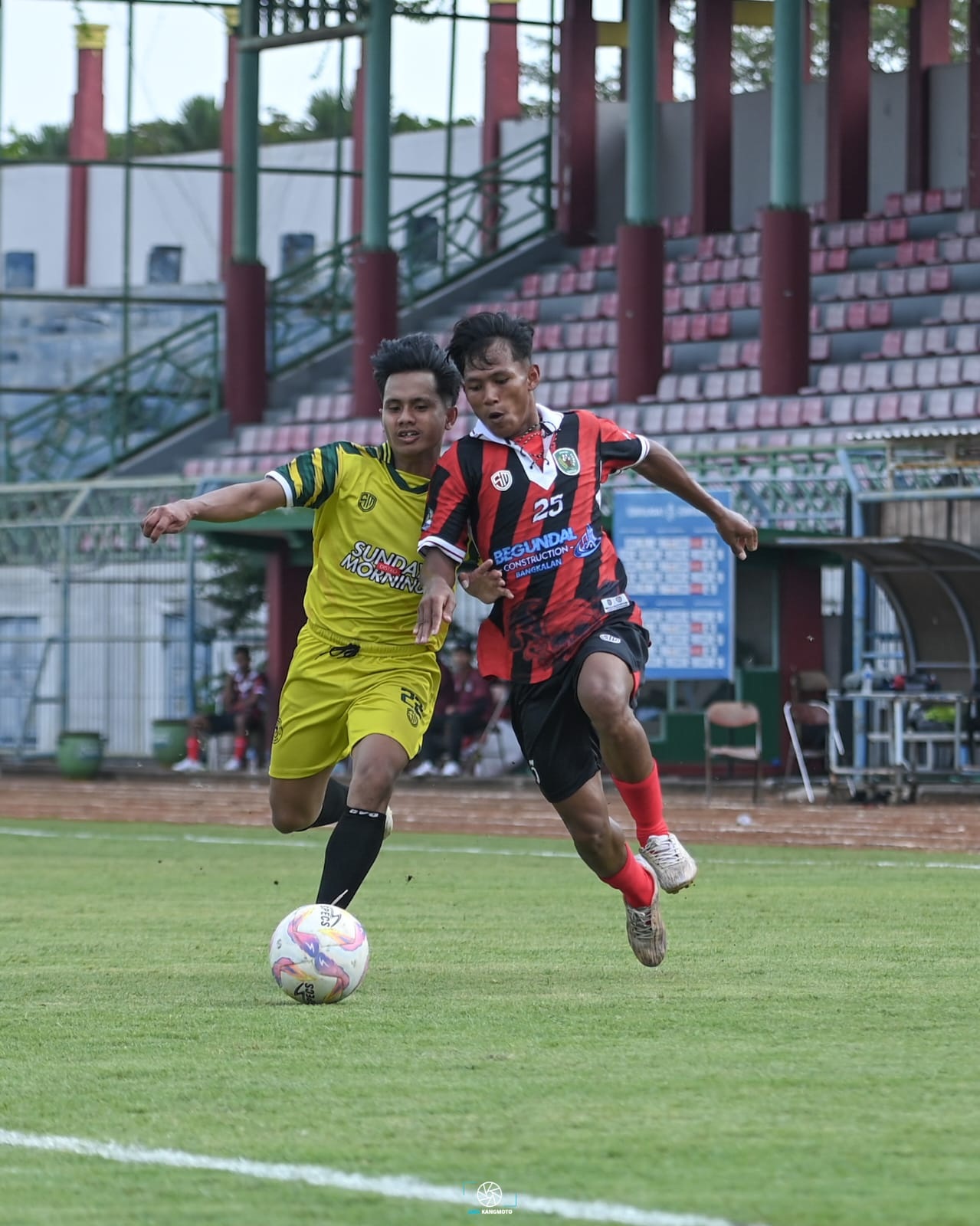 AGRESIF: Pemain PSG (kostum kuning) berusaha merebut bola saat menghadapi tim Perseba di Stadion Gelora Bangkalan (SGB), Jumat (25/7).&nbsp;