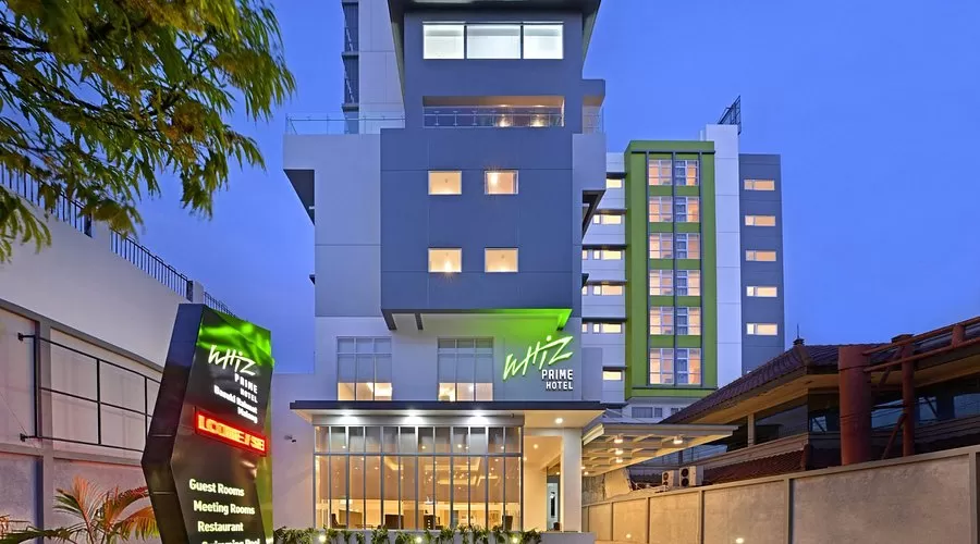 Menginap di Whiz Prime Hotel Basuki Rahmat atau hotel di Malang dekat stasiun, kamu bisa menikmati akses mudah ke pusat kota.