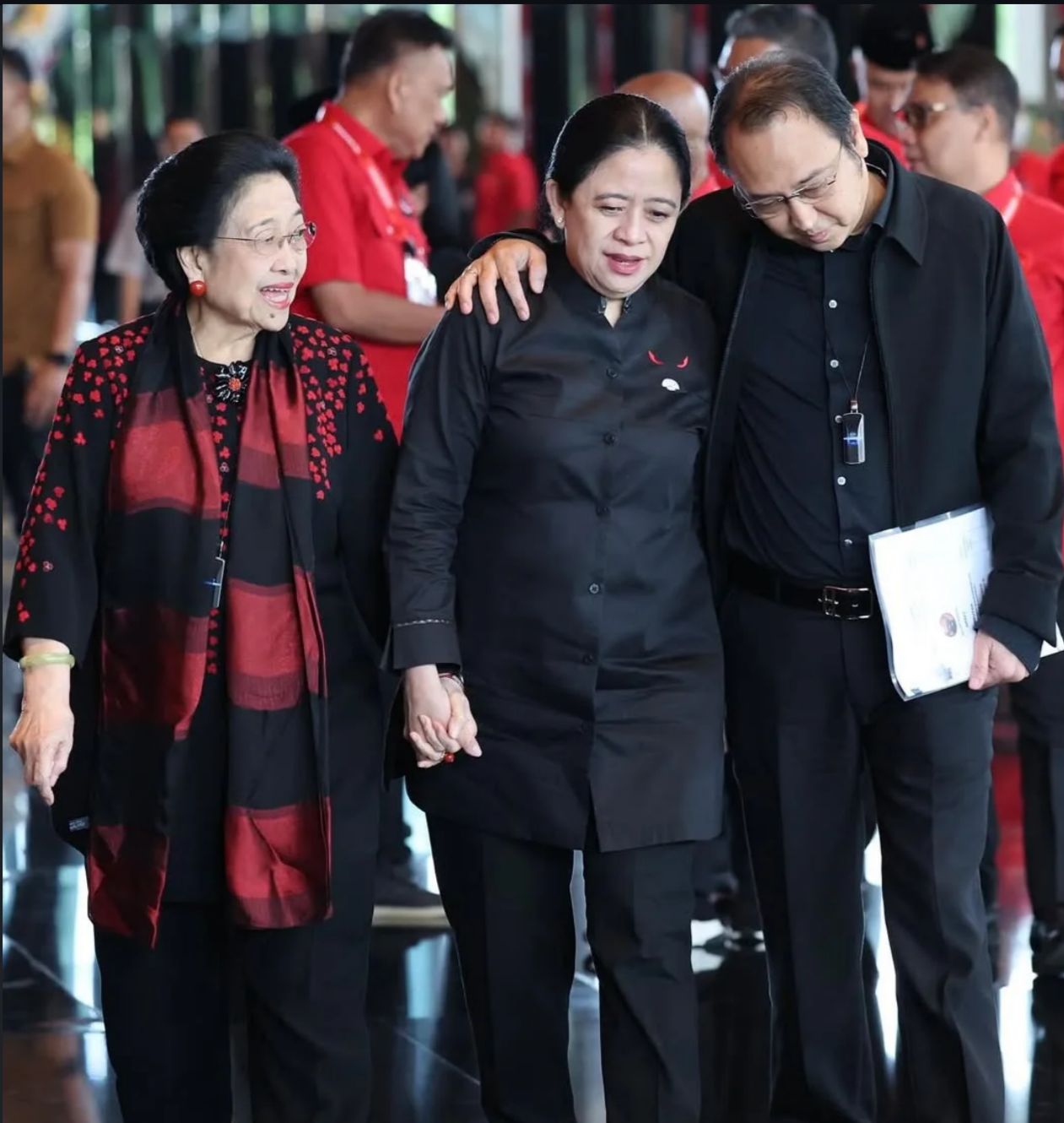 Momen H. Muhammad Prananda Prabowo merangkul Puan Maharani pada acara Bimtek PDI Perjuangan di Bali.