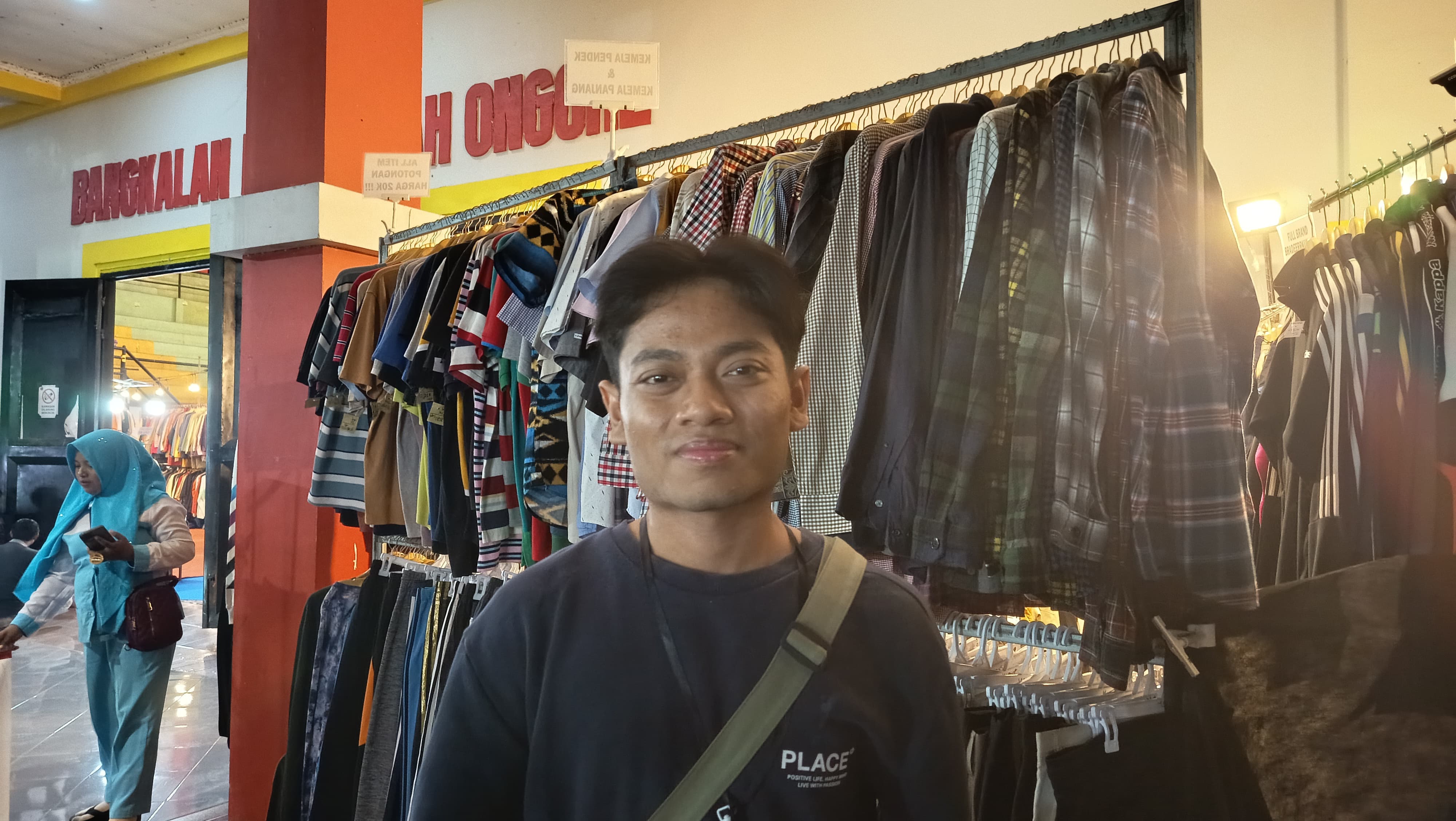 HARUS MENGHADAPI PROSES HUKUM: Ketua Panitia Bazar Fashion Putra Arif Rahmanda memberikan keterangan pers di GOR Saka, Rabu (30/7).