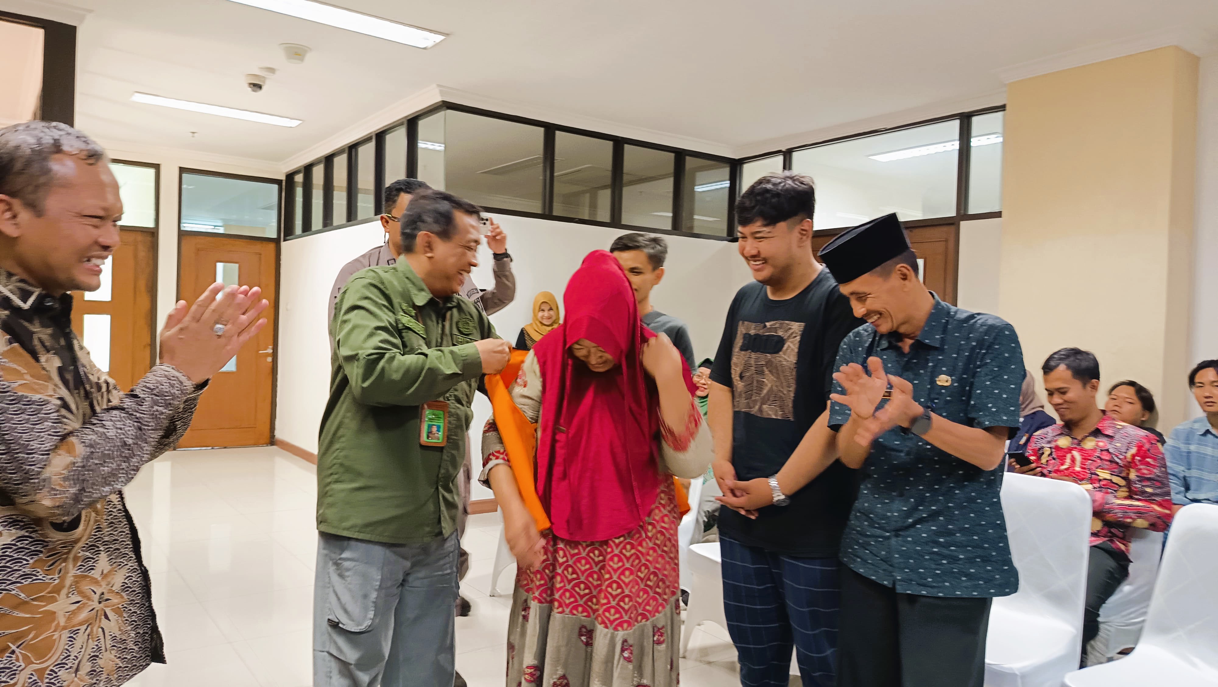 DAMAI: Kajari Bangkalan Noer Adi melepas rompi tahanan tersangka pencurian dan penggelapan Norhayati setelah menyelesaikan perkara restorative justice di UTM, Kamis (31/7).&nbsp;