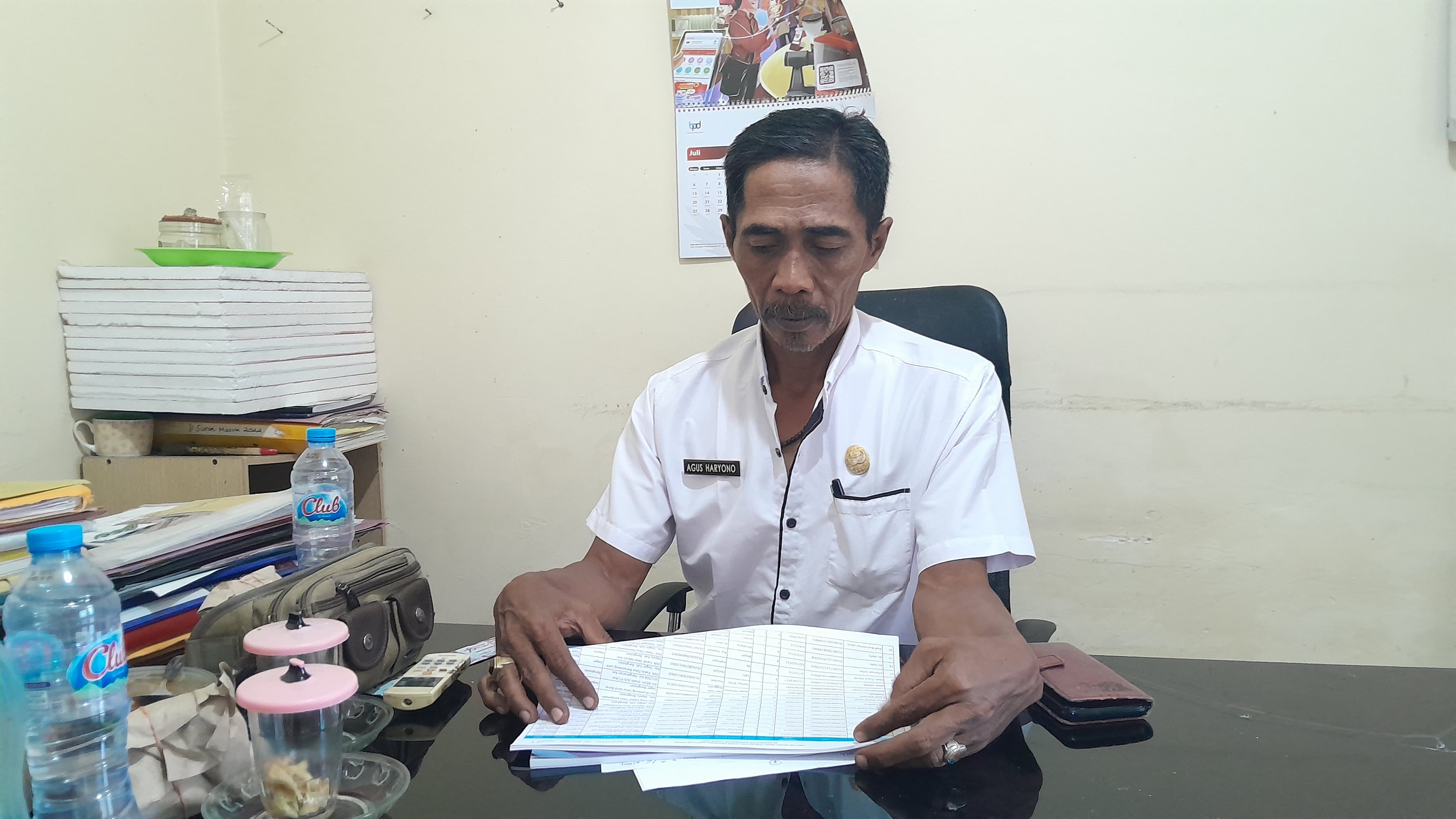 BEKERJA: Plt Kabid Rehsos Dinsos Bangkalan Agus Haryono saat ditemui di ruang kerjanya, Rabu (30/7).&nbsp;