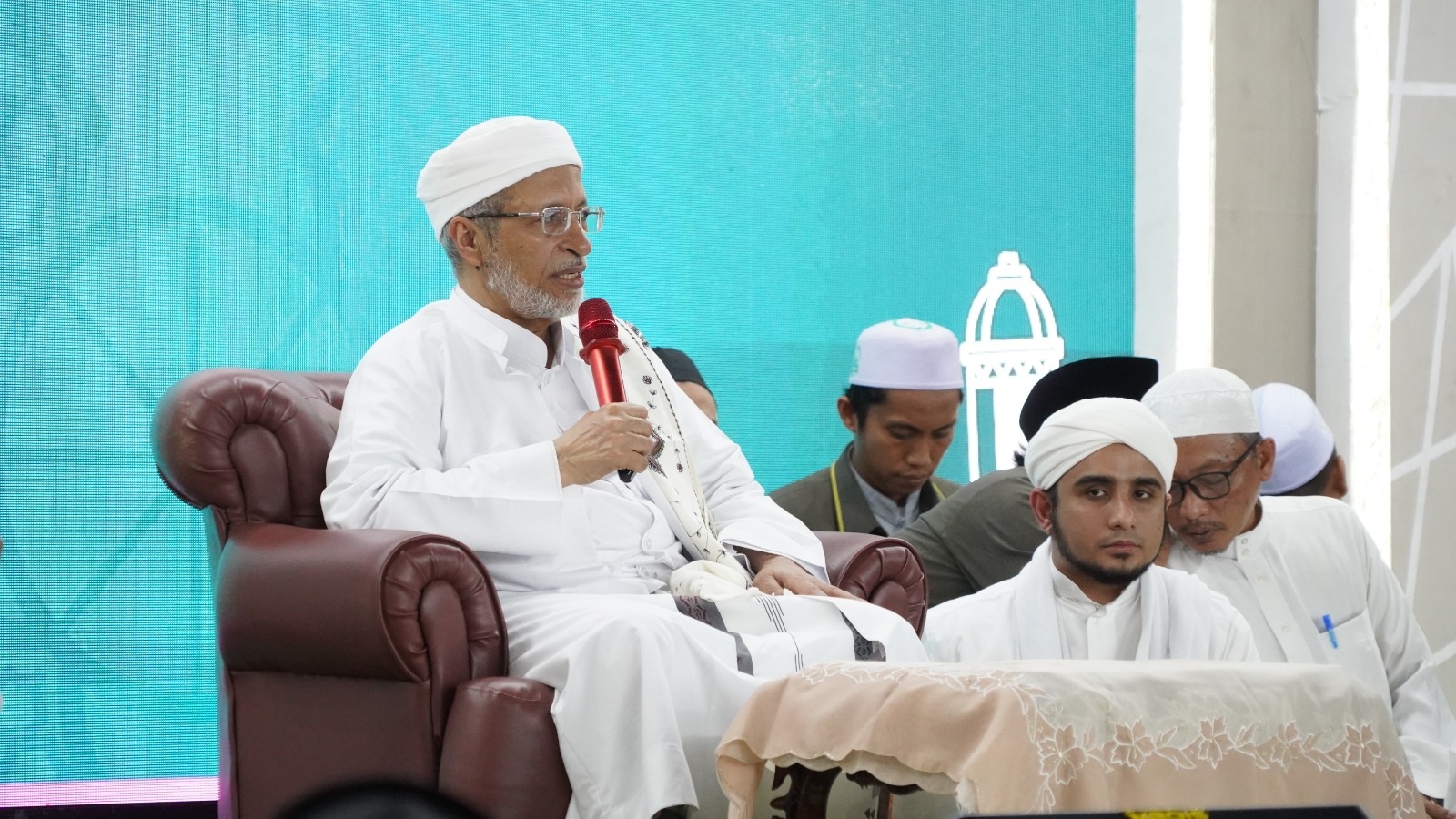 PANUTAN: Rektor Universitas Al-Ahgaff Yaman Abuya Prof Habib Abdullah Baharun menyampaikan ceramah usai salawat bersama Majelis Muhibbin Sa&rsquo;adah Wal Falah di Jalan Ketapang Daya, Sampang, Rabu (30/7).