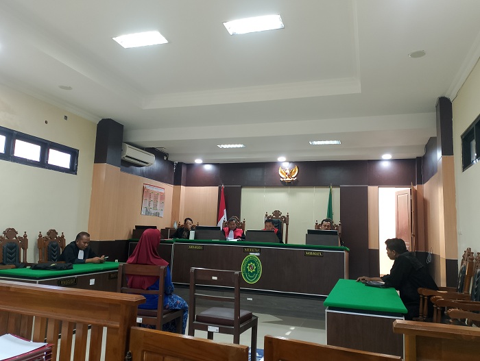 DIADILI: Terdakwa Samu&rsquo;a mendengarkan pembacaan putusan di Pengadilan Negeri Sampang, Kamis (31/7).&nbsp;