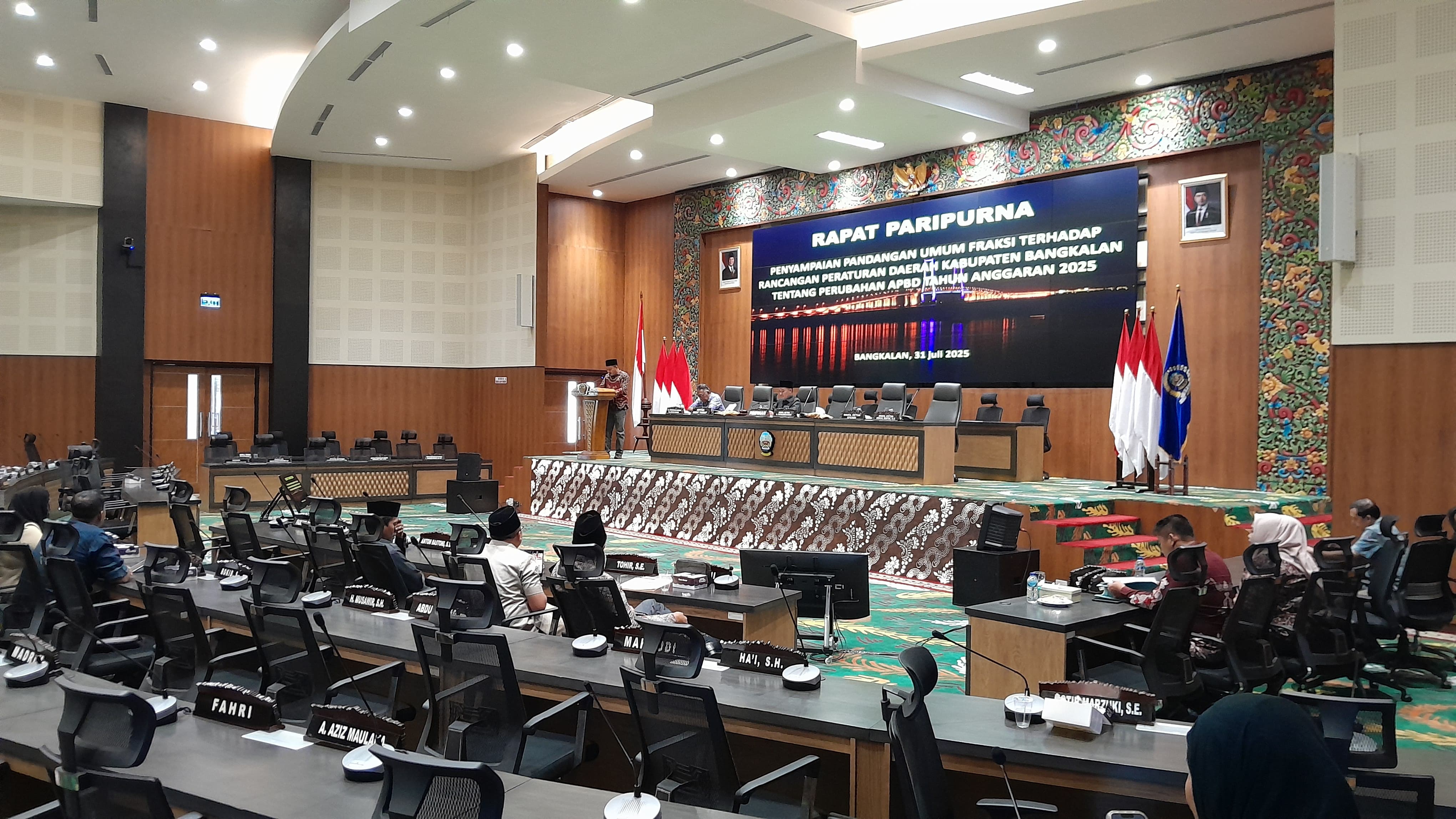 &nbsp;  SERIUS: Anggota dewan menghadiri rapat paripurna penyampaian pemandangan umum fraksi terkait rancangan Perubahan APBD 2025, Kamis (31/7).&nbsp;