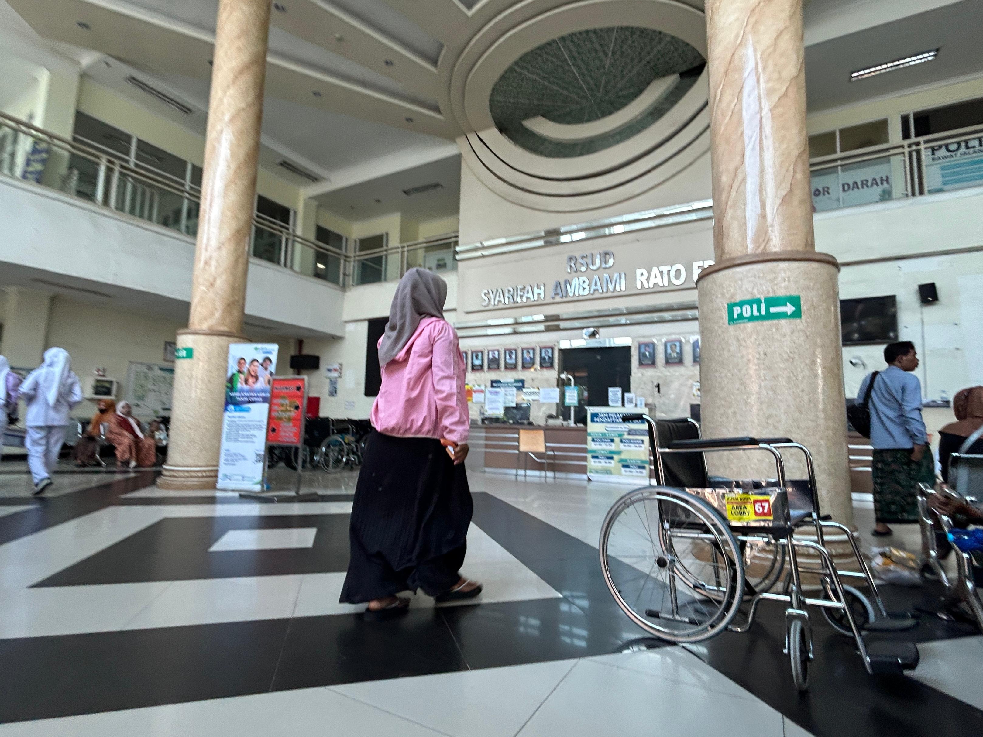 FASILITAS KESEHATAN: Warga Bangkalan mengakses layanan kesehatan di RSUD Syarifah Ambami Rato Ebu (Syamrabu), Jumat (1/8).&nbsp;