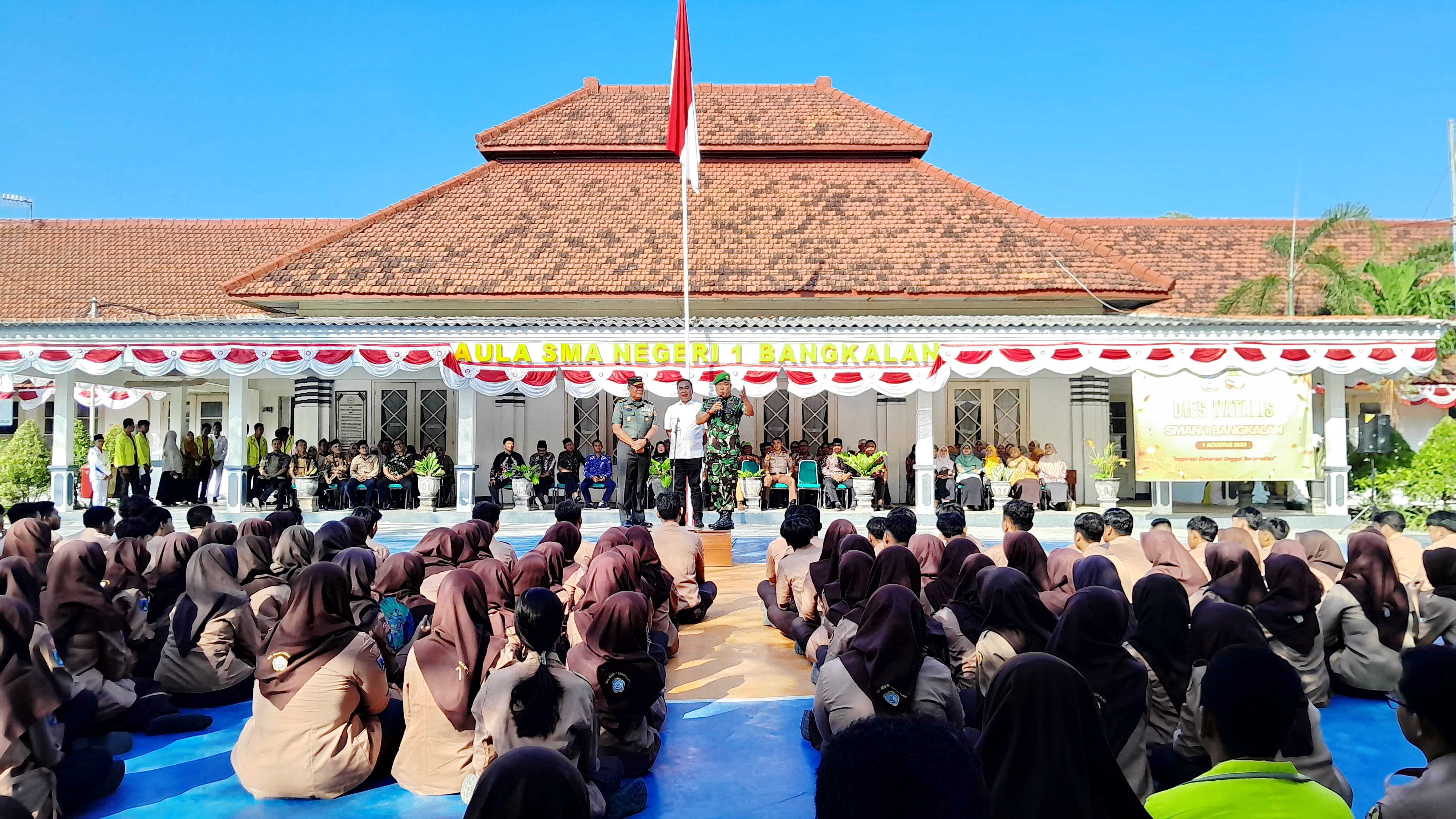 BERBAGI KISAH: Pelajar SMAN 1 Bangkalan sedang mengikuti success story dari para alumni, Jumat (1/8).&nbsp;